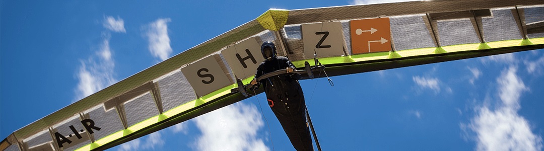 Ein Drachenflieger mit dem SHZ Logo
